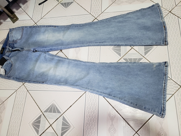 出售女士牛仔裤，全新，买来就没有穿，微喇裤...