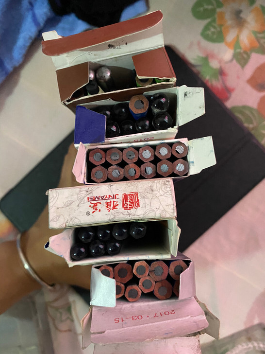素描铅笔炭笔,余量如图,大部分是全新的,全...