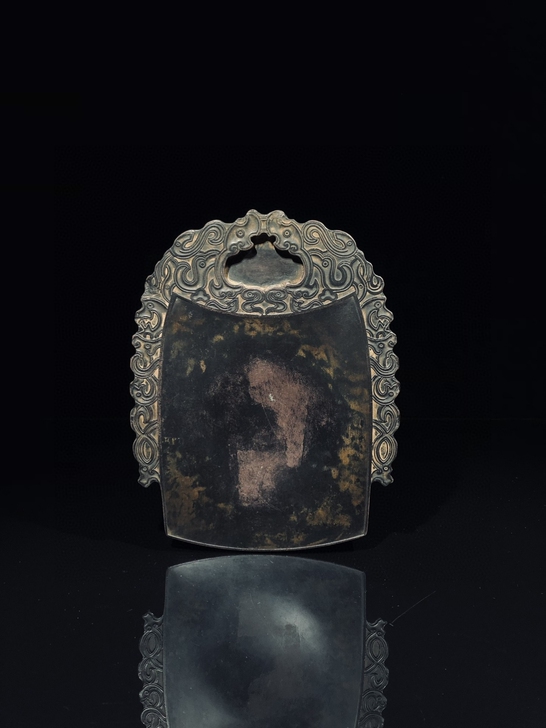 端砚，编钟形，雕刻精细，砚形独特，石色紫红...