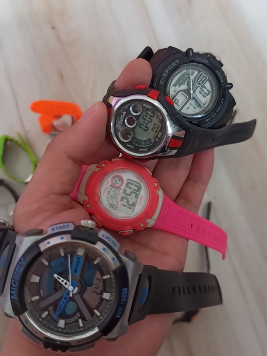 一堆电子表，大约一半是好的，其余当配件一起...