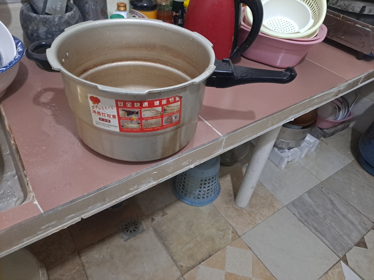 9成新小号高压锅，