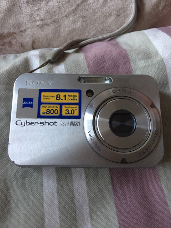 索尼原装数码相机,曾自用,外观有磕碰,使用...