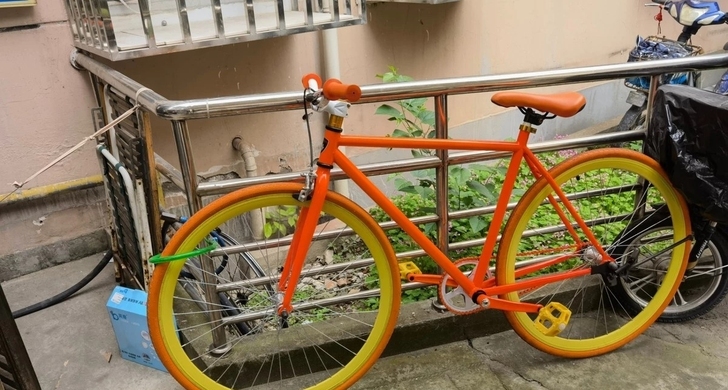 28寸几乎全新死飞，黄配橘经典色。已加装手...