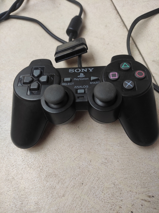 索尼手柄10010有点脏，肯定有使用过的痕迹