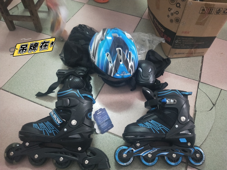 轮滑一套转卖，没用过吊牌还在