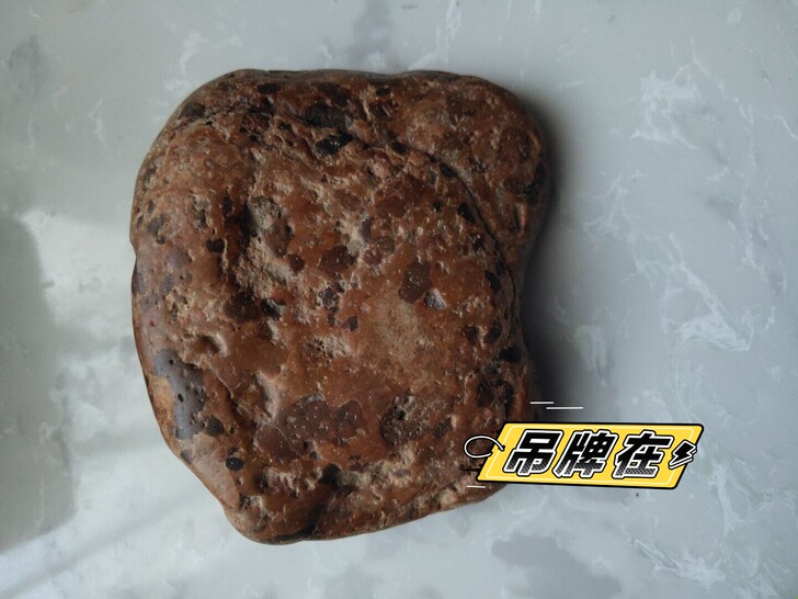 鸿运来-镇纸石。颜色通体红色,形状圆润,带...