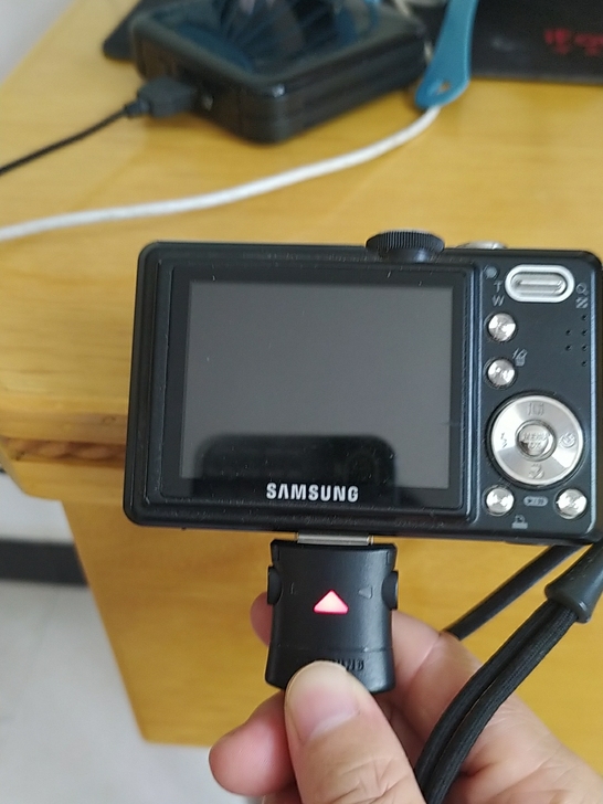 三星数码相机，可以给小朋友买来拍照玩