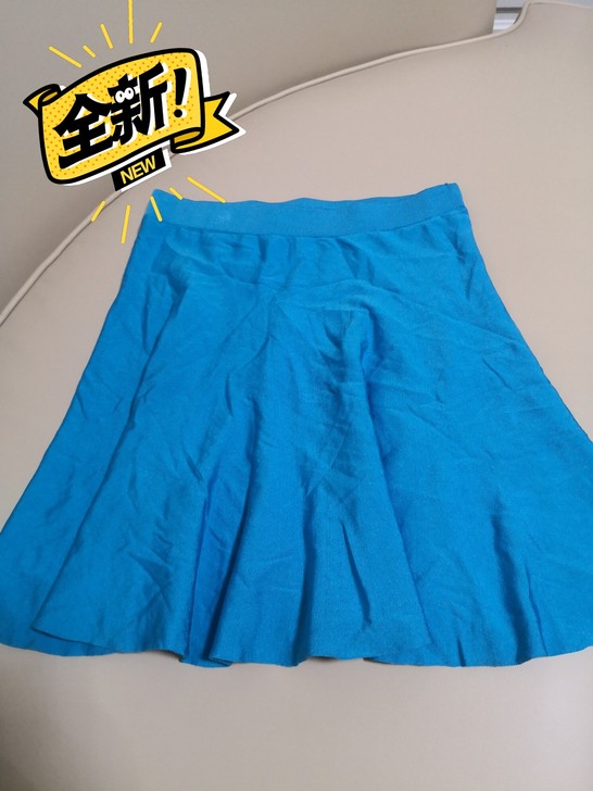 全新超百搭的一款裙子，S码，料子非常高级并...