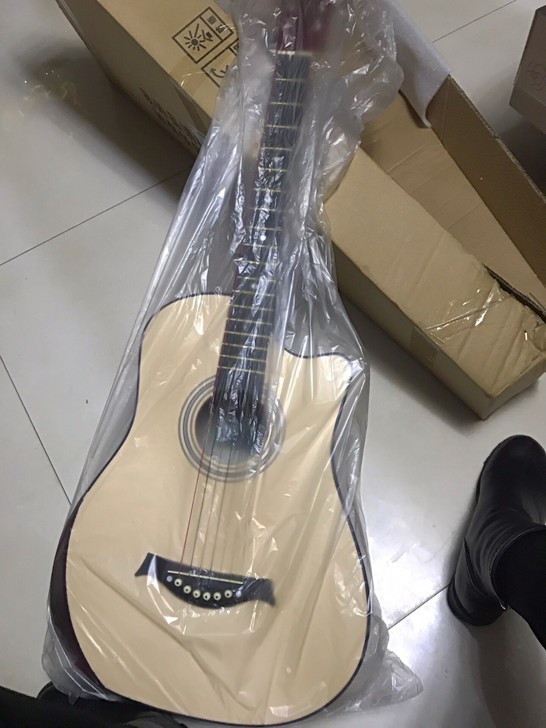 民谣吉他，过生日的时候朋友送的！在家一直闲...