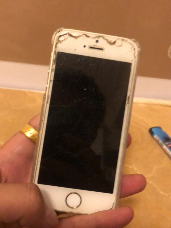经典怀旧 5S  手机边框有明显磕碰.能正...