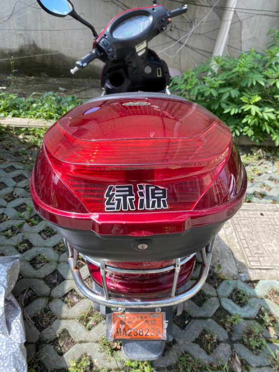 本人有两辆电动车:两轮、四轮各一辆，两轮是...