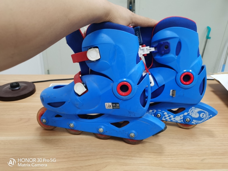 迪卡侬轮滑鞋加头盔