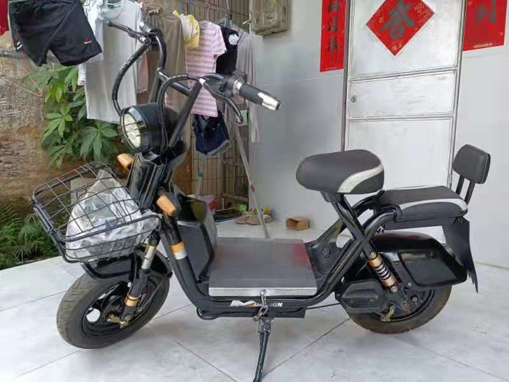 急售一台绿源电动车，八九成新，全车无毛病，...