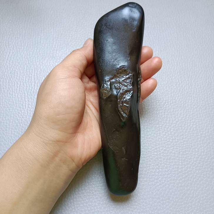 红水河里的黑石，有浮雕，石肤光滑。尺寸4....