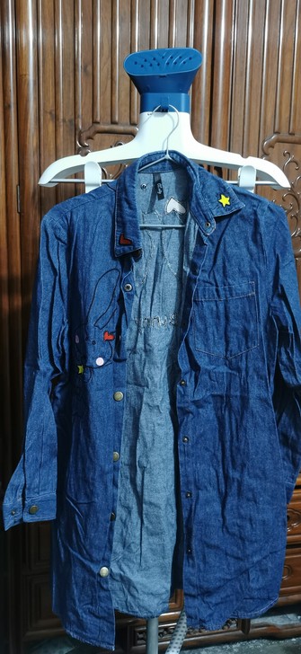 深蓝色长款牛仔衬衣,穿过一次,就是有点皱了...