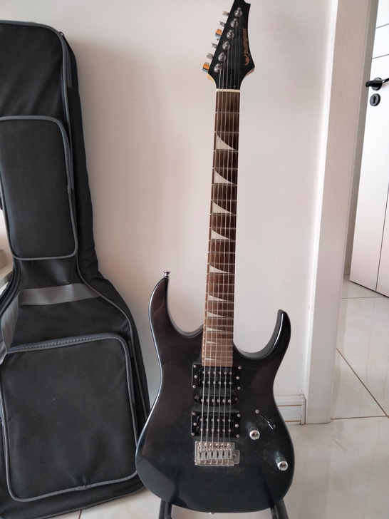 练手吉他，配件齐全，距离近可以送货。不包邮。