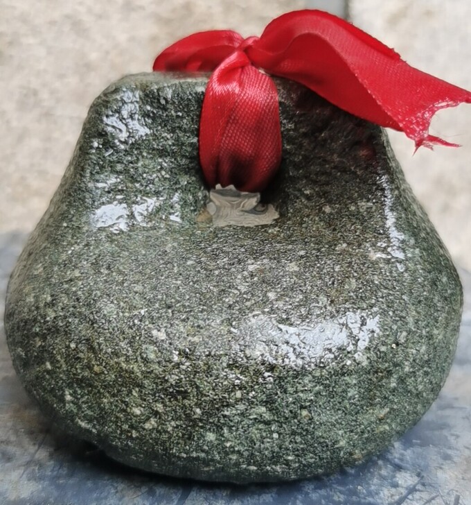 青石老石权 器形漂亮 品相如图所示 径宽约...