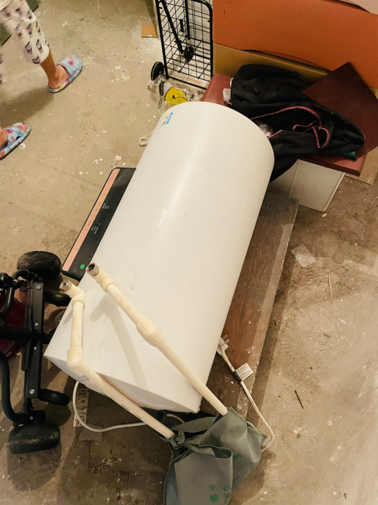 9新美的电热水器诚心转让！ 零件齐全 本市...