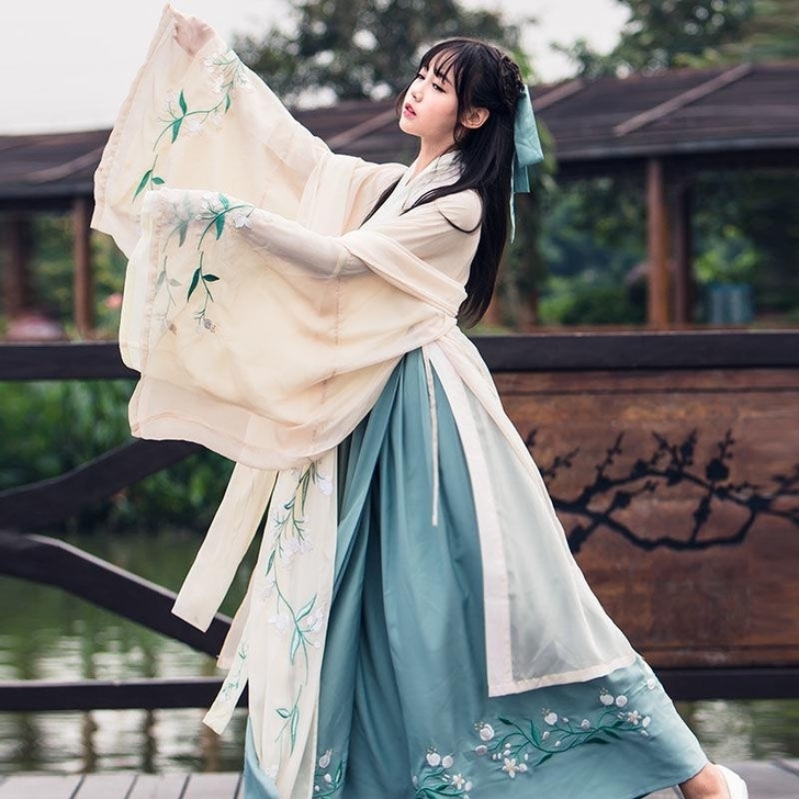 学校演出穿过两次，几乎全新，一件55。全套...