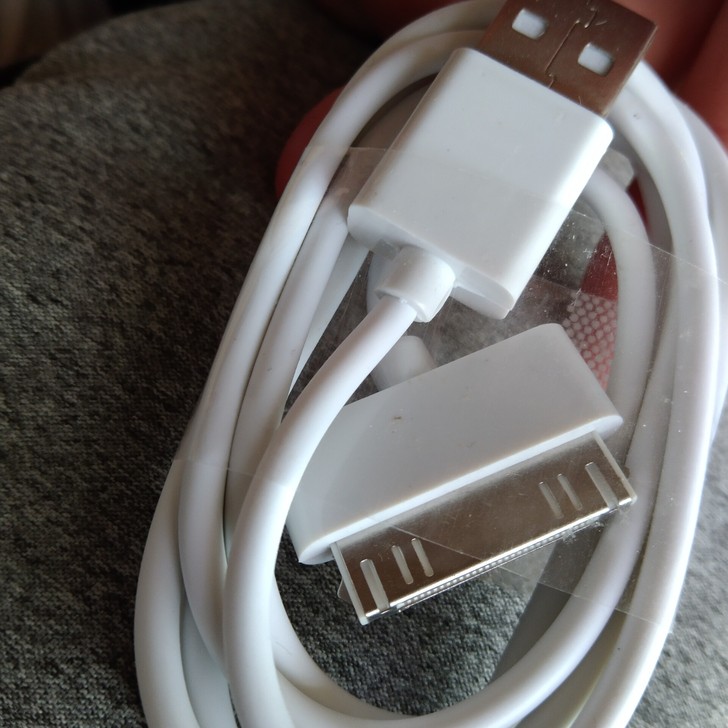 不知道是啥充电器 应该是平板的 也好像是苹...