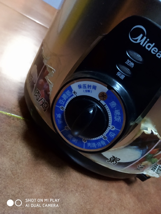 美的高压锅，正常使用没毛病，内胆有划痕不影...