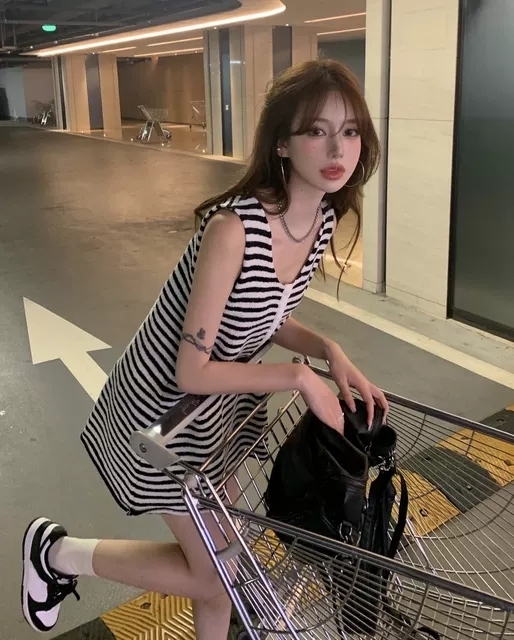 黑白条纹吊带背心女装夏季外穿小个子港风宽松...