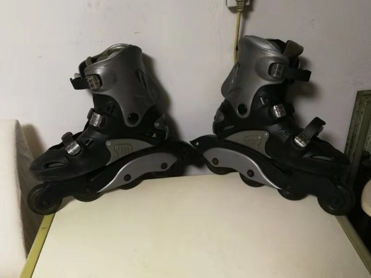 成人单排旱冰鞋41号。质量非常好。 邮费到付