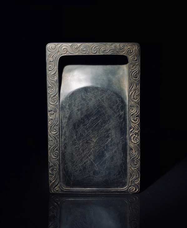 端砚，长方形，砚面简洁，三边水波纹。砚背刻...