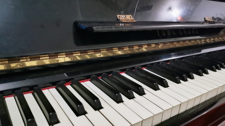 自用英昌钢琴，型号U3，音色纯正，因为家里...