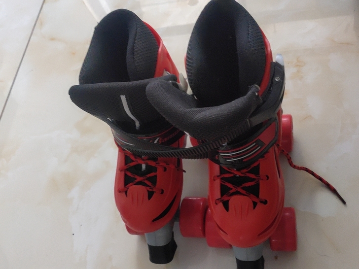 儿童滑冰鞋。旱冰鞋。用过一次