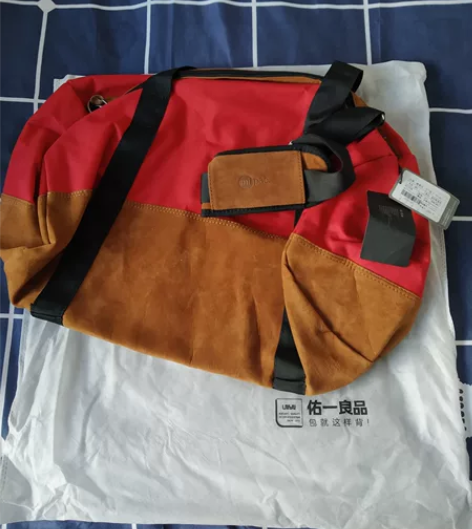 全新佑一良品提背包，也可当手拎包。深红色，...