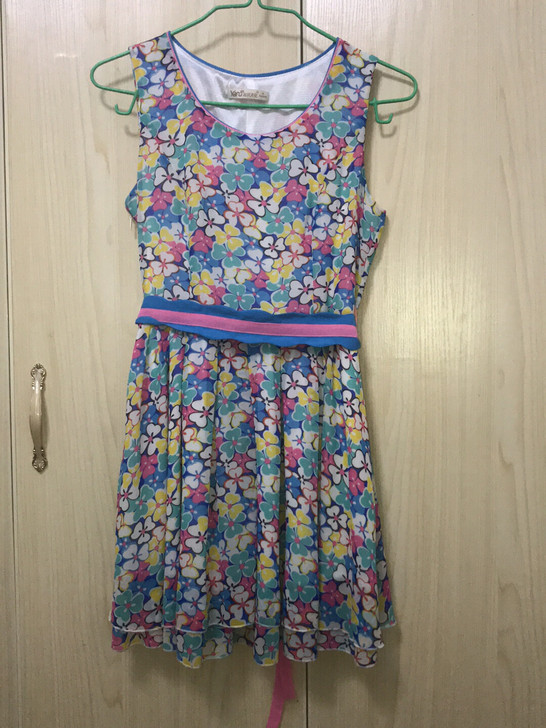 配色很漂亮的连衣裙，显肤白，裙长膝盖以上5...