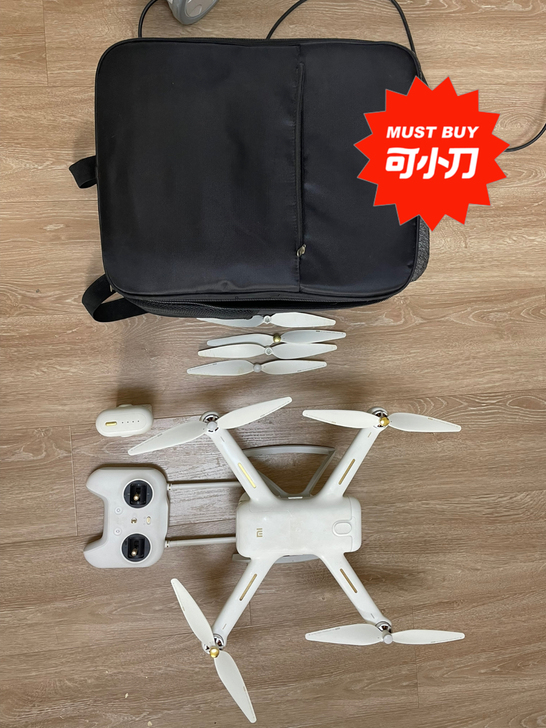 小米4K无人机 两块电池 两幅螺旋桨 一个...