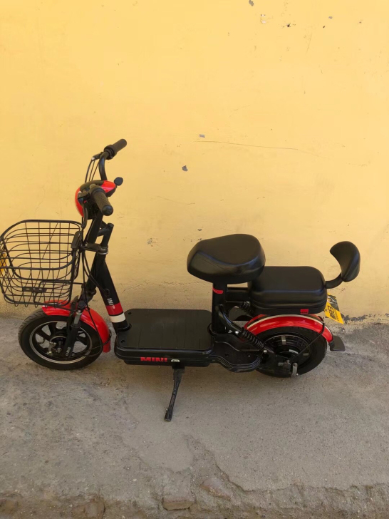 九成新新日电动车一辆