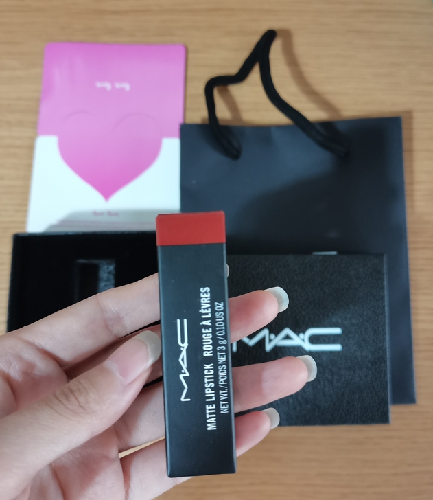 闲置，大牌同款口红哑光持久保湿唇膏  带礼...