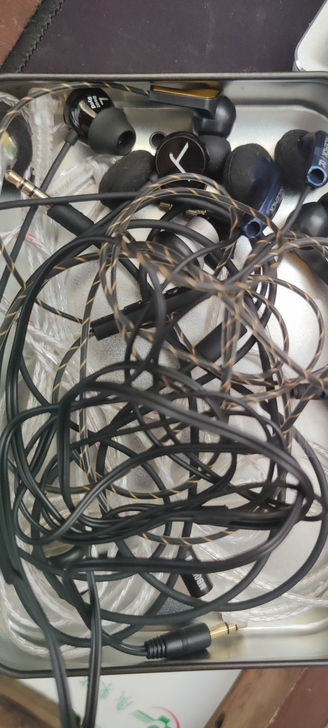 一堆耳机，有平头塞，拜亚动力耳塞，还有歌德