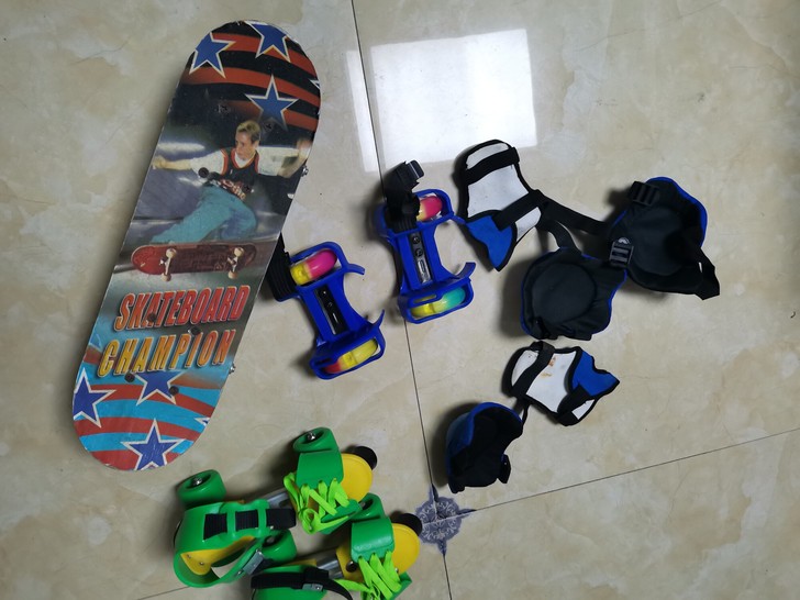 儿童溜冰鞋 滑板全套装，两双鞋，一个滑板，...