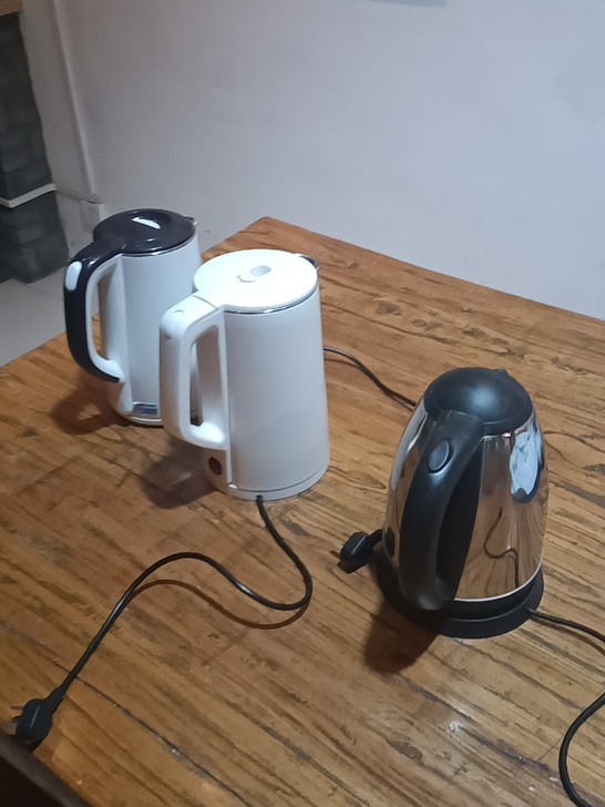 电水壶，宛如全新，40个。10元一个