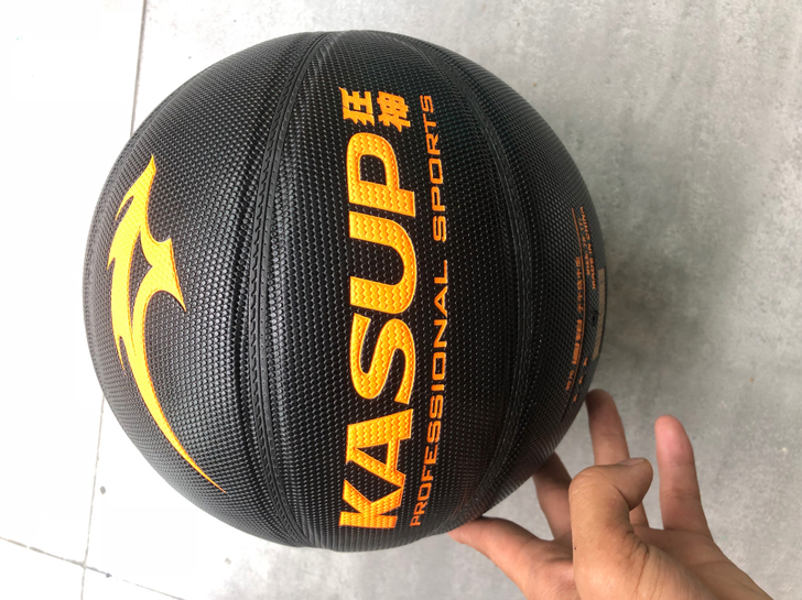 狂神篮球，如图所示，手感弹性相当不错，颗粒...