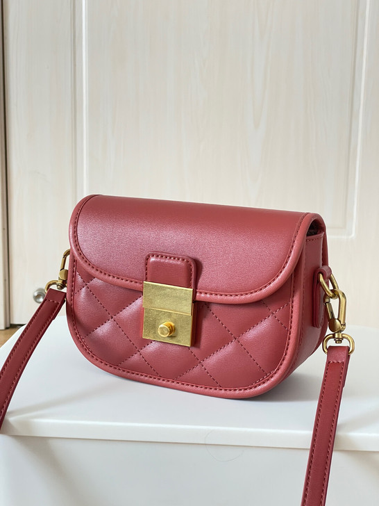 单肩斜挎包，很好看的红，买来一次都没有背出...