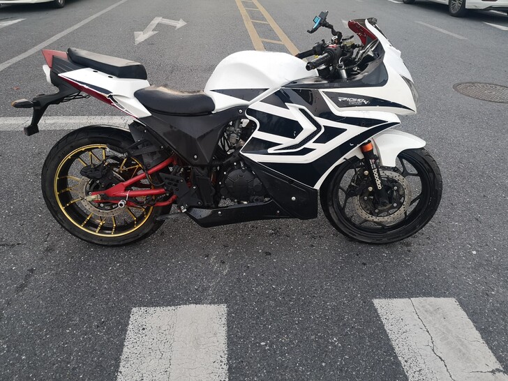 白色机车，摩托999新，她不在了，心中有点...