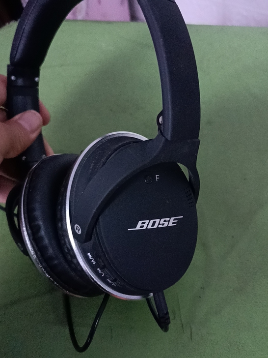 一个BOSE的蓝牙耳机