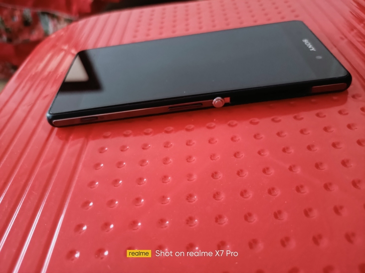 索尼z2移动版，右侧sim卡槽盖掉了不影响...