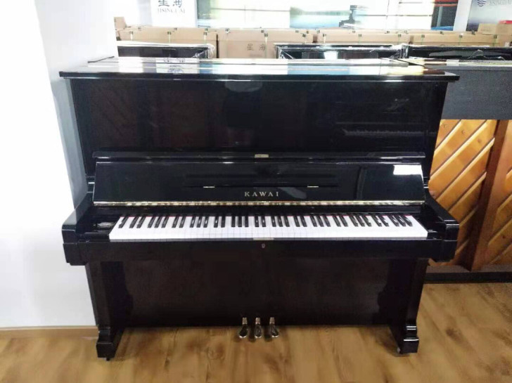 这是一款日本原装进立式钢琴卡瓦依，型号是K...