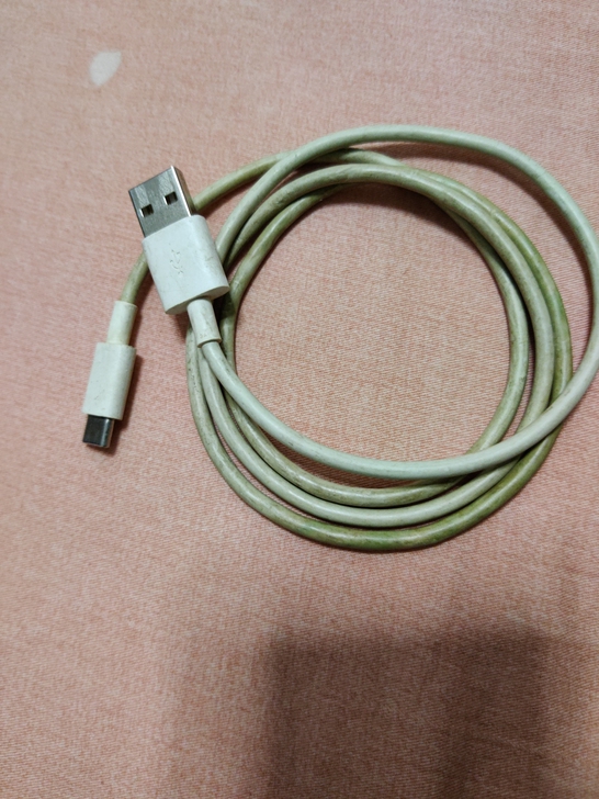 成色差的是华为充电线，原装正品