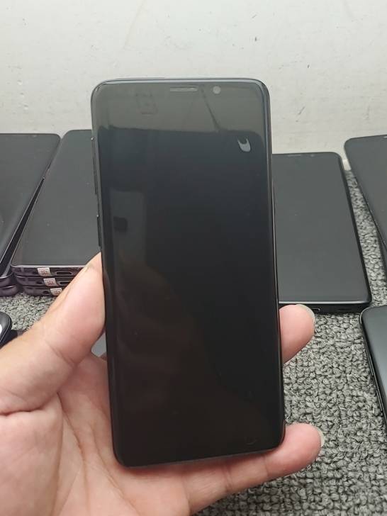 黑色三星S9。屏幕老化。有粉红印。不会扩散...