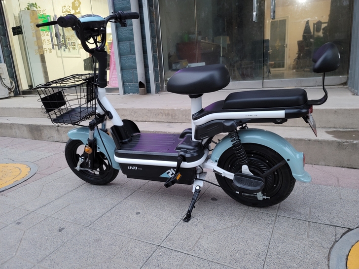 99新 小刀20A小白版电动车，颜色豆绿色...