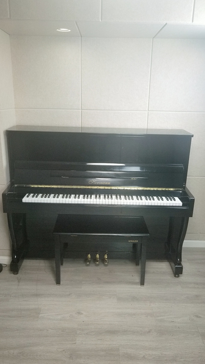 （海曼钢琴原价1万5）4500包邮送琴凳9...