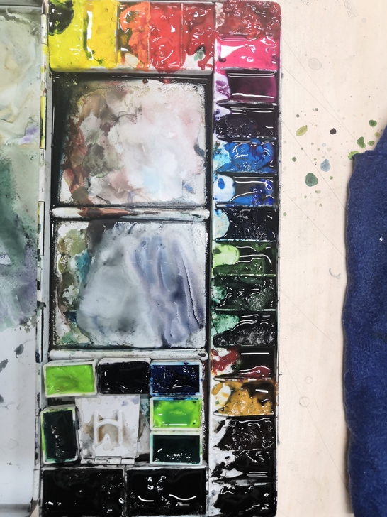 兴一调色盒,和各种水彩,黄色是美捷乐,橙色...