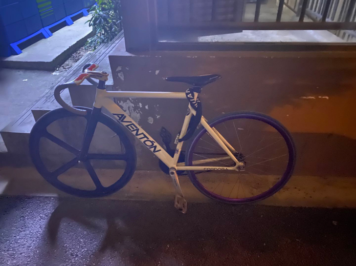 超帅的公路死飞，AV入门款铝架，巨轻。太久...